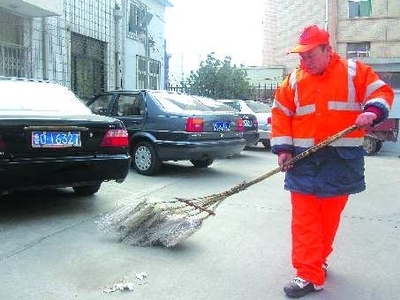 保潔員掃馬路11年培養(yǎng)出博士兒 女兒也是大學(xué)生